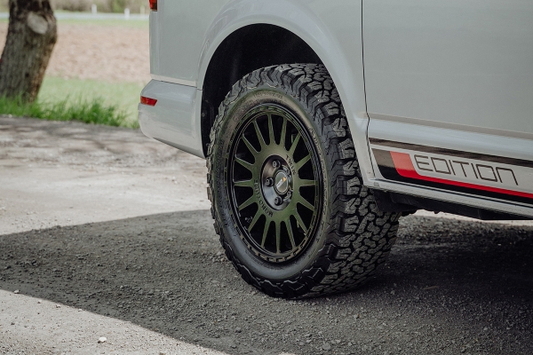 8x18 ET45 Twin-Monotube-Projekt-AT2 Alufelge schwarz für VW T5